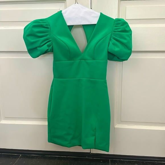 ava presley Dresses & Skirts - Green Ava Presley 28315-V-Neck Puff Sleeve Cocktail Dress. Size 6. Has padding!